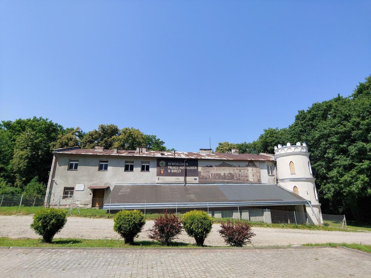 Pałac Humnickich w Birczy wciąż pięknieje. Niedawno odbyła się kolejna komisja konserwatorska w obiekcie, która wyznaczyła następne etapy prac. <br/>fot.PWUOZ Przemyśl