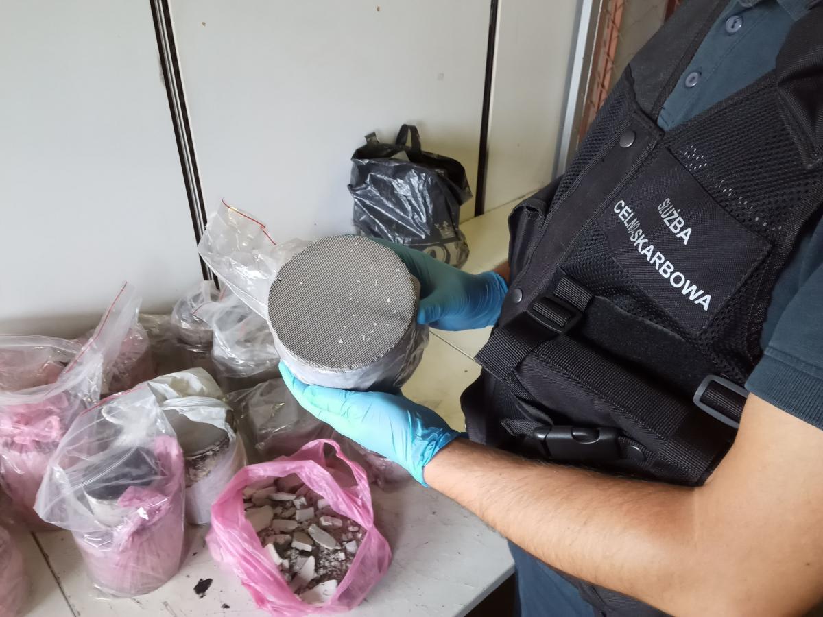 Celnicy z Korczowej najpierw zarekwirowali środki ochrony roślin nieznanego pochodzenia, by za chwilę zatrzymać 21 kg zużytych katalizatorów samochodowych.<br/>fot.IAS w Rzeszowie
