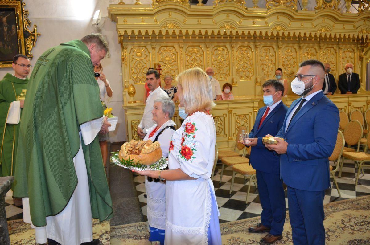 W przeworskiej bazylice poświęcono bochny z tegorocznych zbóż, przygotowane przez koła gospodyń z terenu powiatu przeworskiego.<br/>fot.Starostwo Powiatowe w Przeworsku