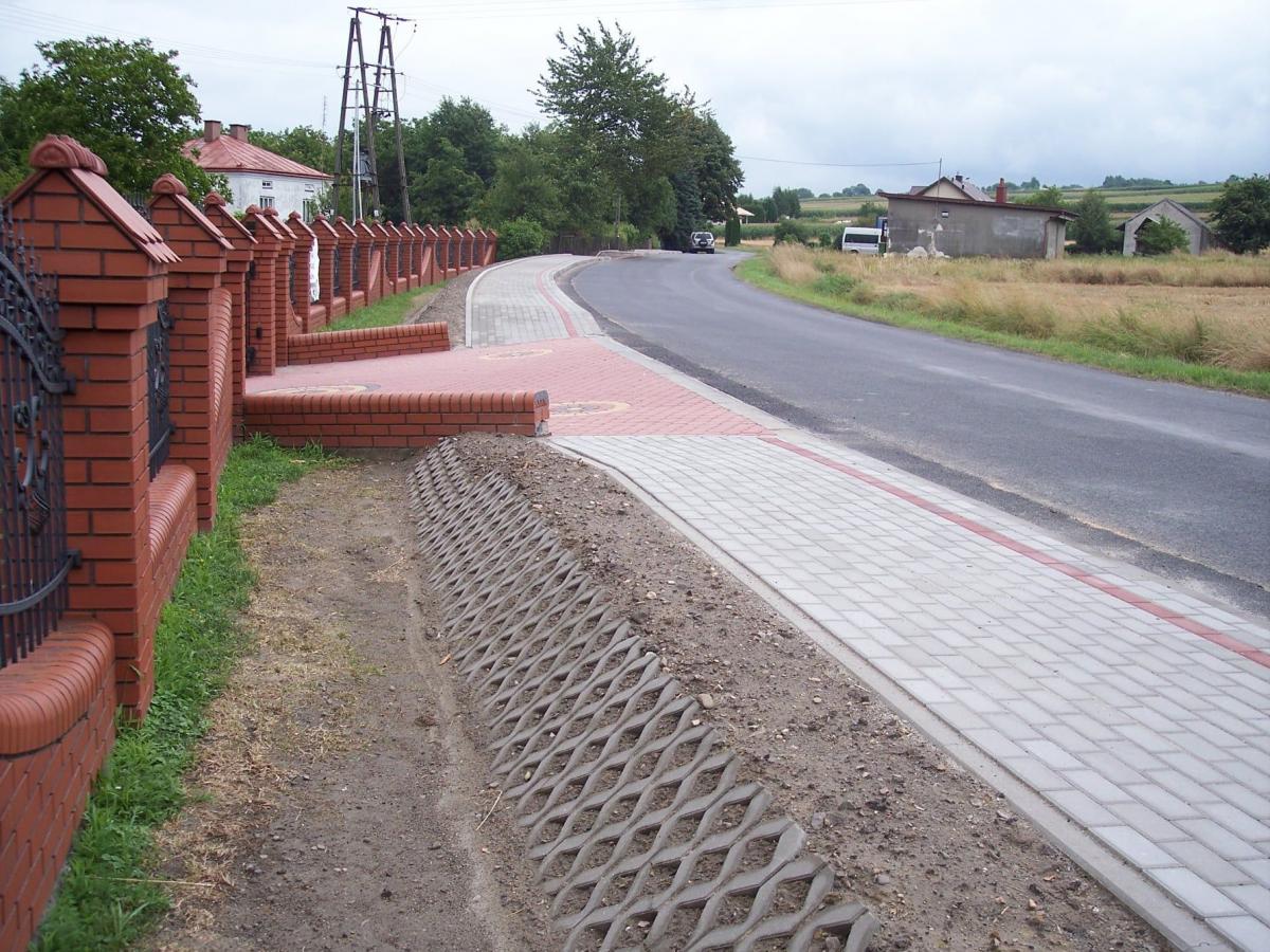 Nowy chodnik w Makowisku.<br/>fot.Starostwo Powiatowe w Jarosławiu
