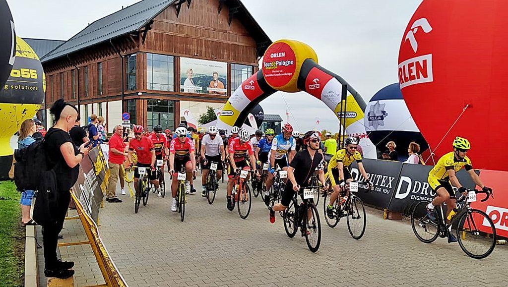 Dokładnie o g. 9 spod hotelu Arłamów wyruszył peleton Tour de Pologne Amatorów. <br/>fot.ze zbiorów własnych