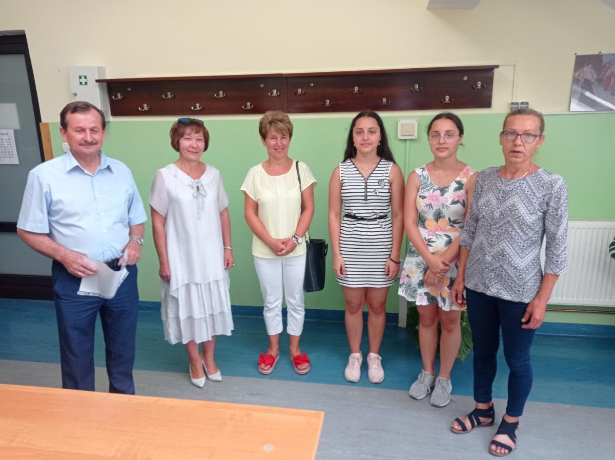 14 lipca wójt gminy Krzywcza Wacław Pawłowski z dyrektor ZS w Krzywczy Elżbietą Urban i nauczycielami szkoły uroczyście przekazali pani Lidii i jej wnuczkom kwotę uzbieraną podczas internetowej zbiórki . <br/>fot.materiały organizatora