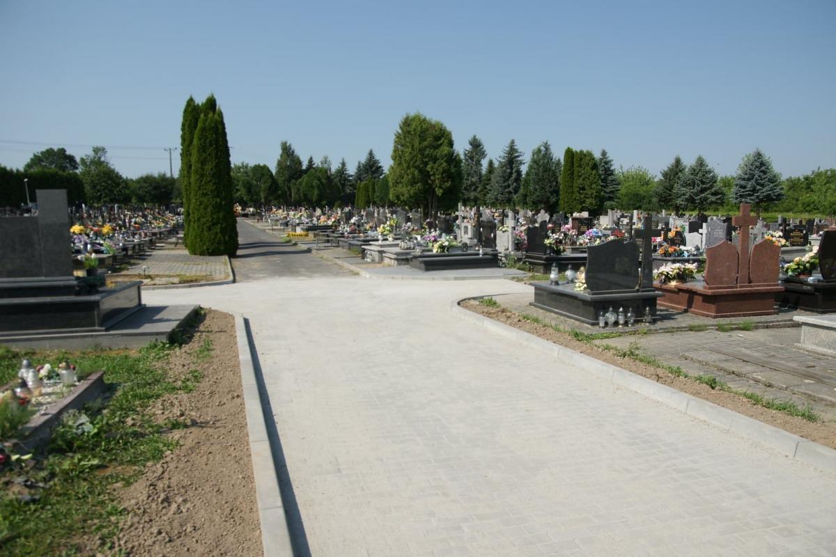 Zakres prac na tzw. Nowym Cmentarzu przy ul. Pod Rozborzem objął m.in. budowę alejki z kostki brukowej o powierzchni 280 m kw.<br/>fot.UM Przeworsk