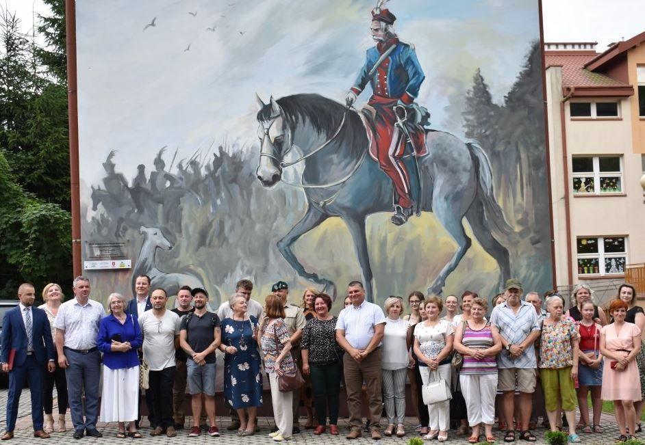 Dubiecki mural jest efektem współpracy samorządu województwa z miastem i gminą Dubiecko oraz tamtejszą biblioteką i gminnym ośrodkiem kultury, a autorem malunku jest Piotr Chrzanowski. <br/>fot.UG Dubiecko