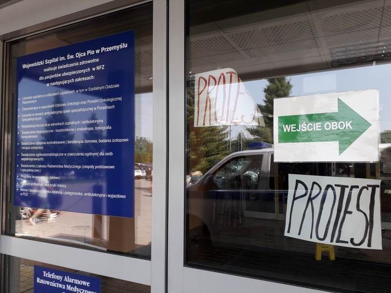 W przemyskim szpitalu trwa protest związków zawodowych. Podłożem konfliktu z pracodawcą stało się nałożenie na pracowników działu higieny dodatkowych obowiązków związanych z porcjowaniem i wydawaniem posiłków pacjentom.<br/>fot.Urszula Gielo