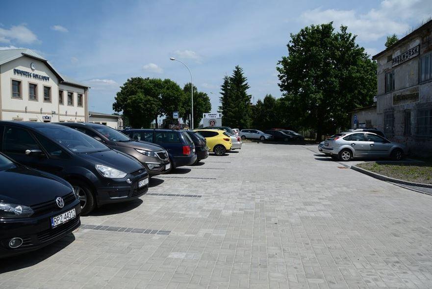 Podróżni korzystający z przewozów Podkarpacką Koleją Aglomeracyjną oraz kolejką wąskotorową mają już dogodne miejsce do pozostawienia swoich aut.<br/>fot.UM Przeworsk