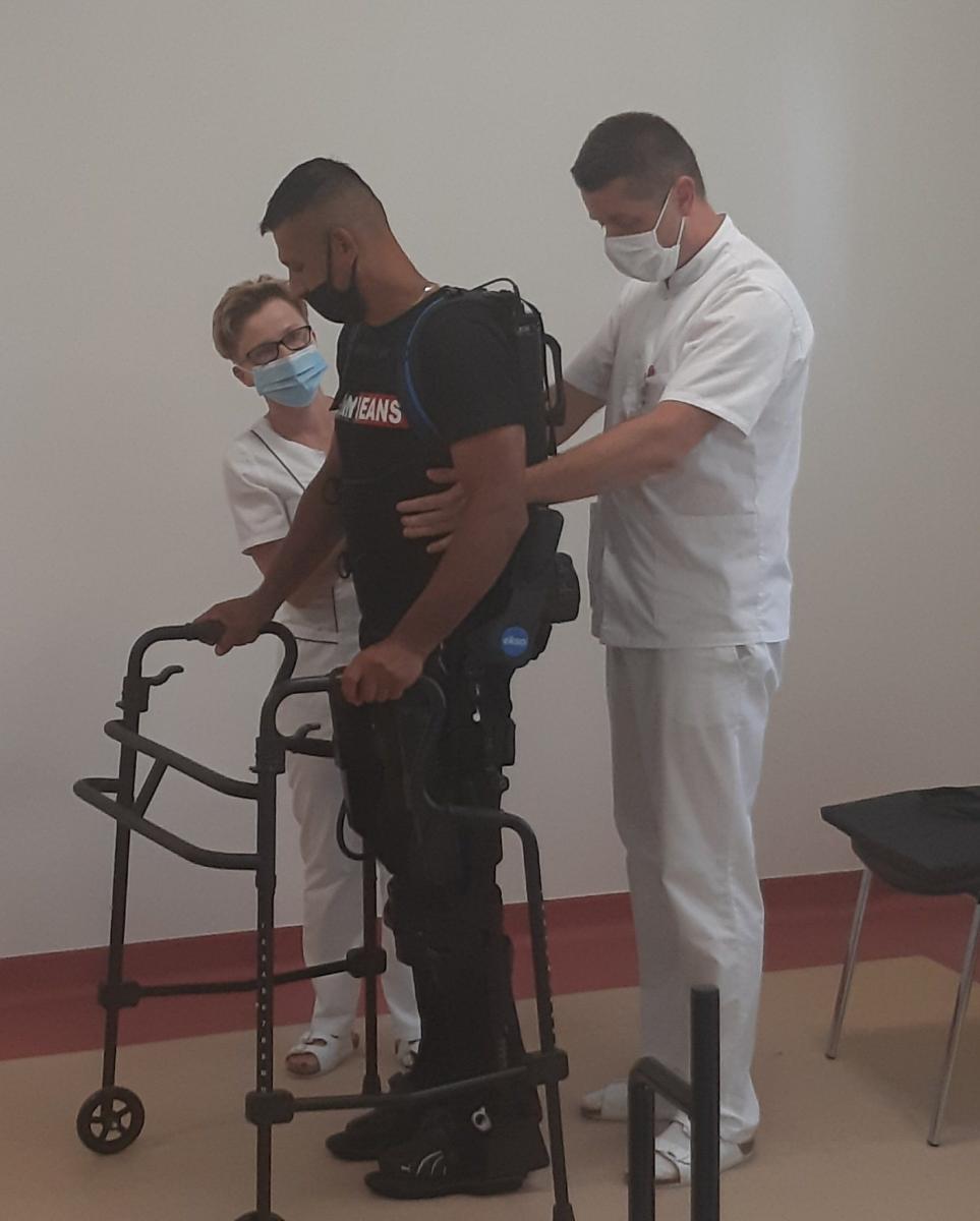 Na zakończenie soboty z „Profilaktyką 40 Plus” uczestnicy wydarzenia poznali pana Krzysztofa, który po 9 latach na wózku wstał dzięki rehabilitacji z wykorzystaniem egzoszkieletu.<br/>fot.NFZ