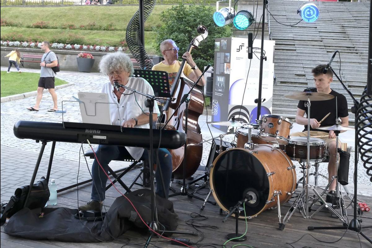 W ubiegły czwartek na letniej scenie wystąpili: Mateusz Pieniążek (piano, vocal), Andrzej Rusinowski (kontrabas) i Józef Wasilewski (perkusja).<br/>fot.Jacek Szwic