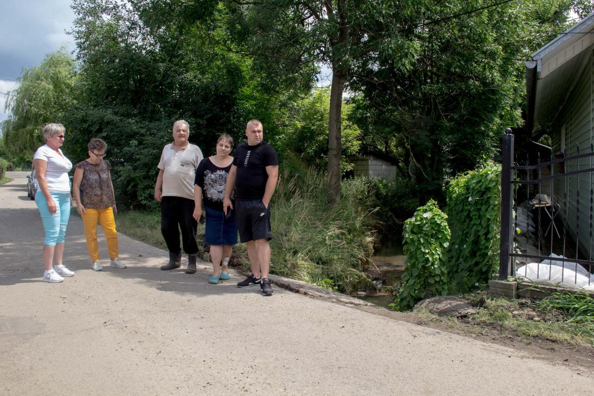 Woda zalała kilkadziesiąt gospodarstw.

Mieszkańcy stawiają sprawę jasno, rów jest za płytki, przepust za wąski.
<br/>fot.Bartłomiej Pacek