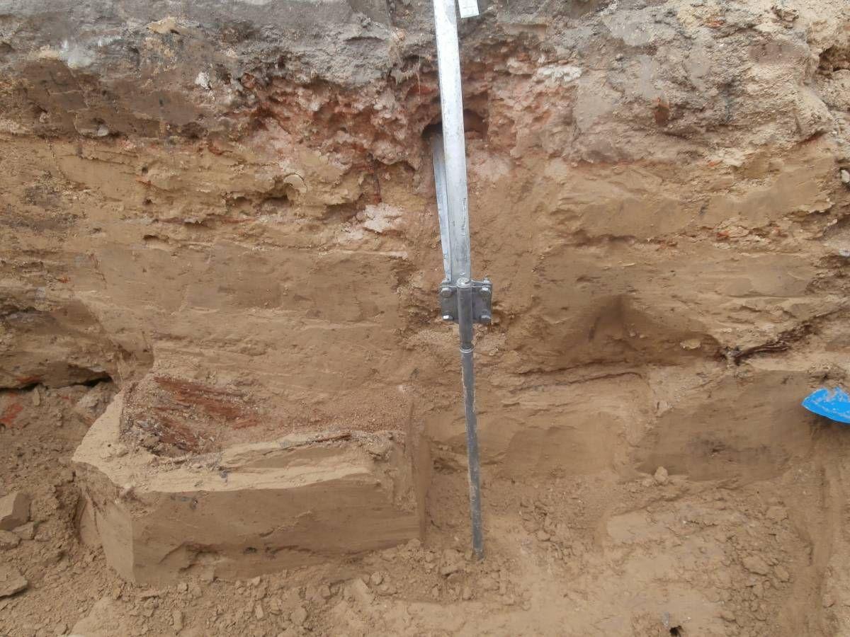 Podczas prac budowlanych odkryto szczątki ludzkie. Badania archeologiczne wskazują, że to XVII lub XVIII wieczny pochówek z cmentarza, który funkcjonował w tych okolicach niemal do końca XVIII wieku.<br/>fot.E. Wojdyło UM Jarosław