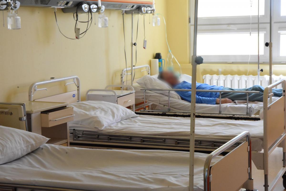 Odwiedziny mogą się odbywać z pewnymi ograniczeniami, ale w ten sposób szpital chce przynajmniej częściowo umożliwić pacjentom kontakt z bliskimi. <br/>fot.Paweł Bugira