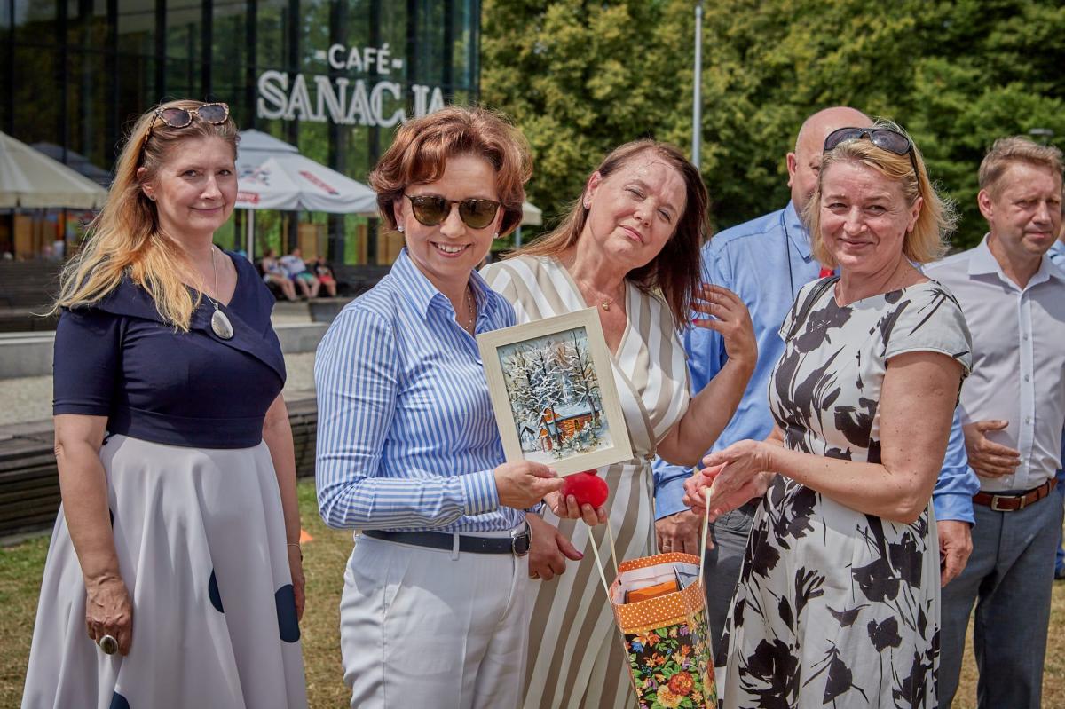 W powiecie lubaczowskim mister Marlena Maląg deklarowała utrzymanie programów socjalnych, pomoc państwa w zdobywaniu mieszkań dla młodych i godzeniu pracy zawodowej z rodzicielstwem, a także waloryzacje emerytur i wsparcie osób niepełnosprawnych<br/>fot.UG Horyniec-Zdrój