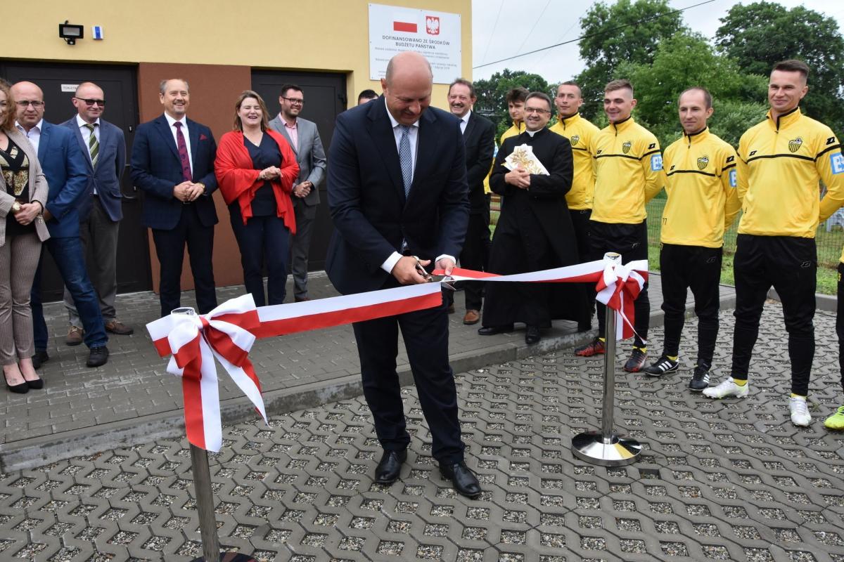 Poświecenia nowego obiektu dokonał proboszcz parafii pw. św. Mikołaja Biskupa ks. Aleksander Zdybek, który przeciął wstęgę wraz prezesem Podkarpackiego Związku Piłki Nożnej senatorem Mieczysławem Golbą, marszałkiem województwa podkarpackiego Anną Huk, dyrektorem biura posła na Tadeusza Chrzana Monik