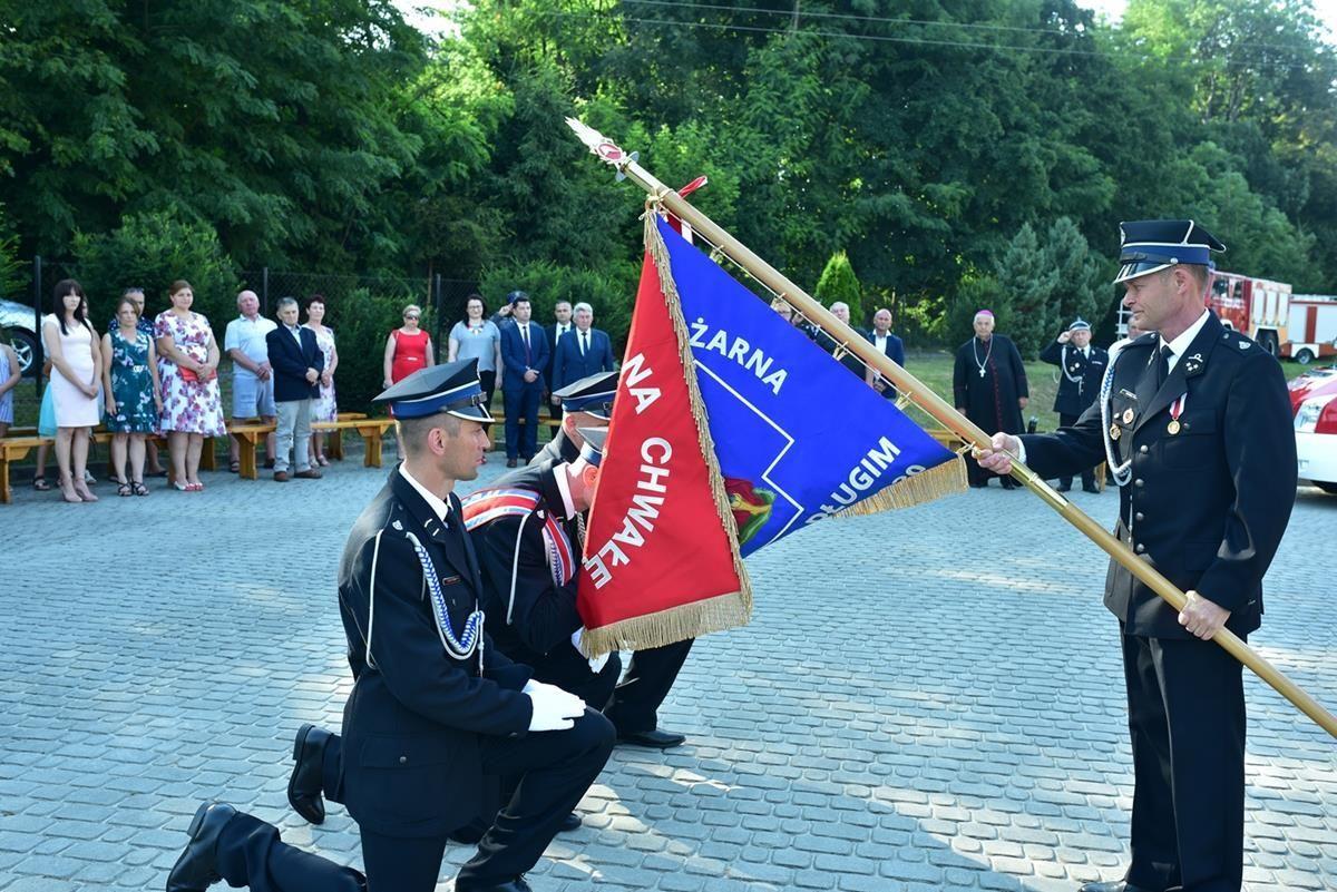 Poświęcenie i przekazanie sztandaru to jeden z najważniejszych punktów niedzielnej uroczystości.<br/>fot.UMiG Pruchnik