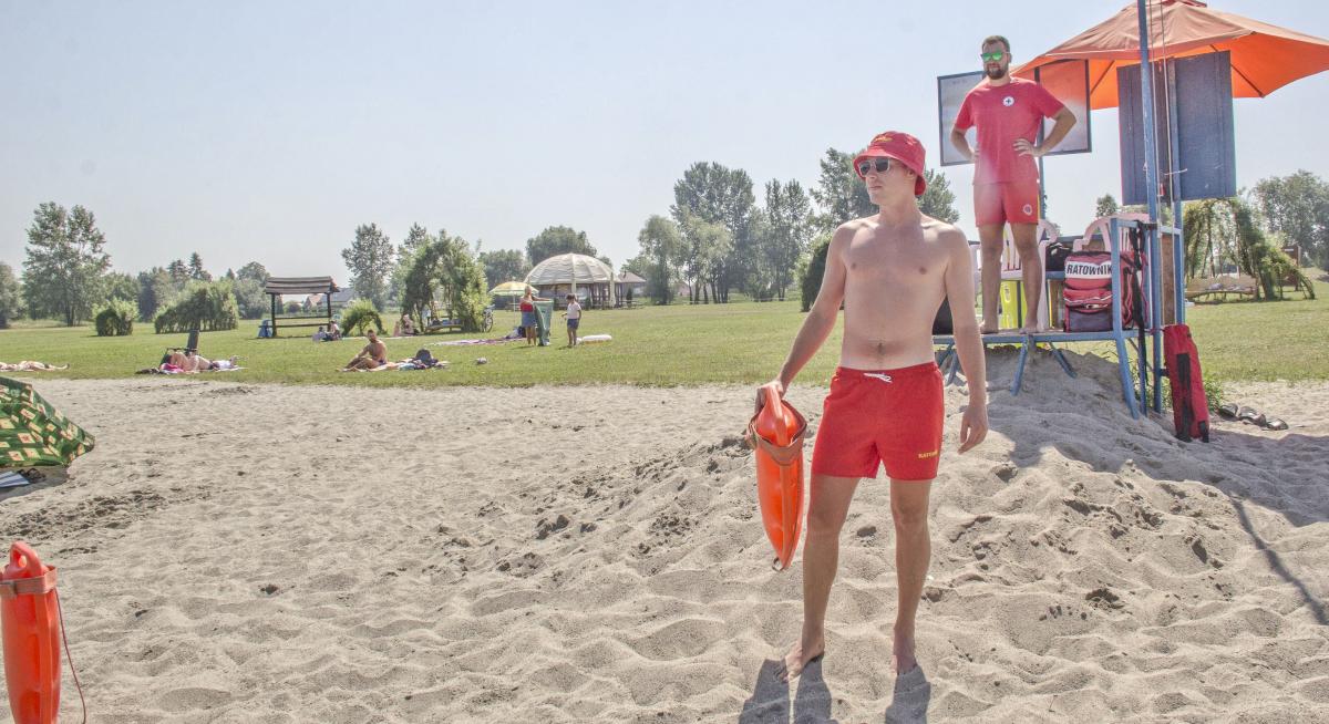 Choć woda to żywioł pana Pawła, wolałby, żeby w pracy do wody wchodził jak najrzadziej. – W tym sezonie nie zdarzyło się nam, żebyśmy musieli kogoś wciągać na brzeg i mam nadzieję, że tak pozostanie – mówi nam.<br/>fot.Bartłomiej Pacek