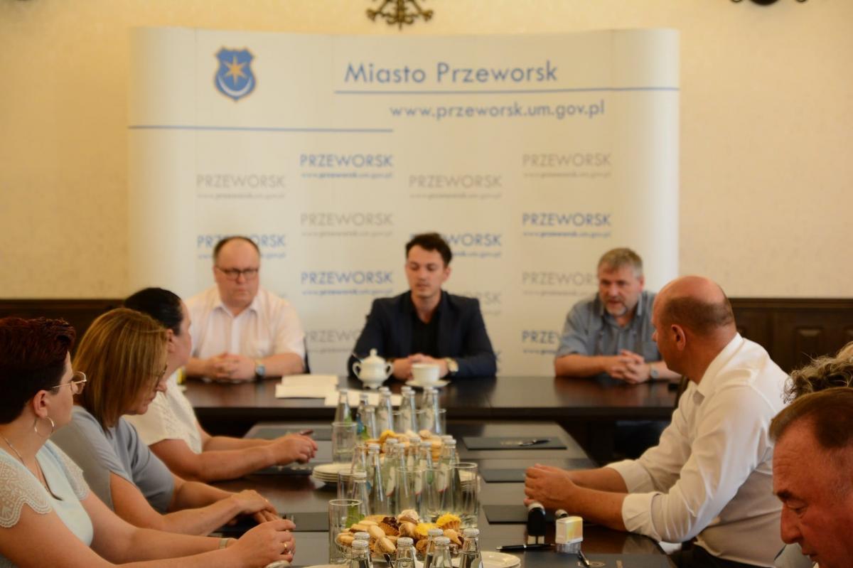 W projekt zaangażowali się burmistrzowie Leszek Kisiel i Adam Woś, wójtowie Daniel Krawiec, Grażyna Pieniążek oraz nieobecny przy parafowaniu wstępnego porozumienia Tomasz Bury.<br/>fot.UM Przeworsk