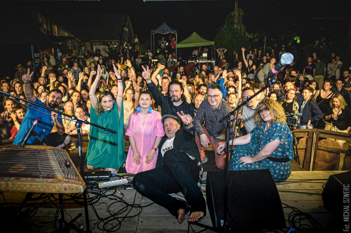 Kapela ze Wsi Warszawa – symbol współczesnej polskiej muzyki folkowej – znów uwodziła folkowiczan. Tym razem bez piorunów, jak przed 3 laty, za to z nową, nagradzaną płytą „Uwodzenie”.fot.Michał Szwerc