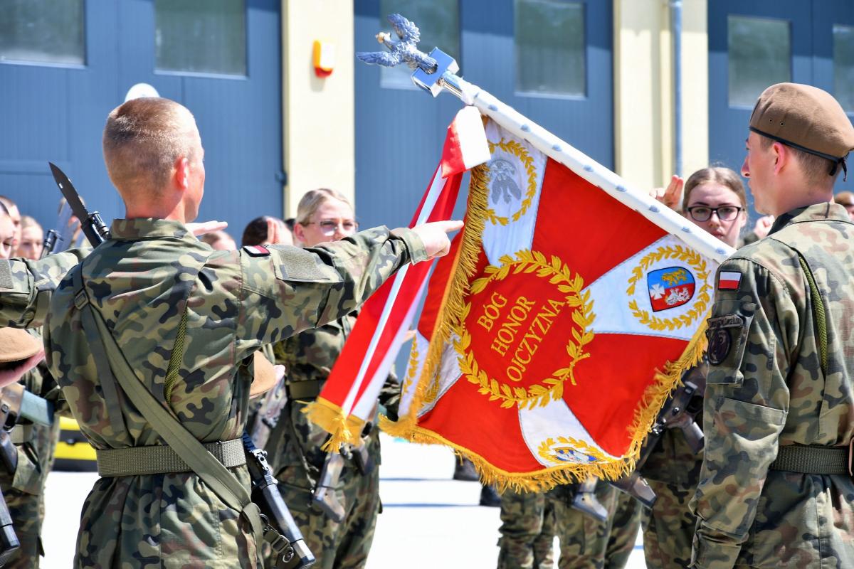 Dla 34 absolwentów klas mundurowych był to pierwszy krok do wstąpienia do Wojska Polskiego. <br/>fot.Starostwo Powiatowe w Jarosławiu