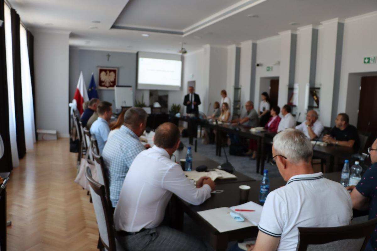 Przedstawiciele samorządów regionu rozmawiali o tym, jak gospodarować wodą, by ustrzec się susz i powodzi.<br/>fot.Starostwo Powiatowe w Jarosławiu