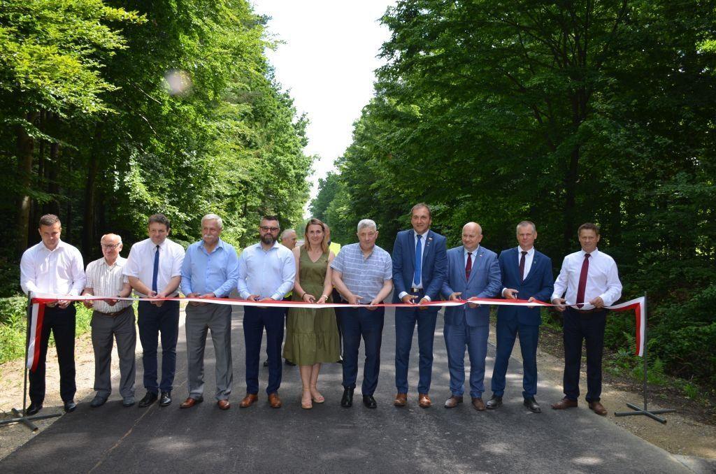 Na otwarciu drogi Cewków – Dobra nożyczek do przecięcia wstęgi było sporo. Dlaczego zabrakło jednej pary dla przedstawiciela Sieniawy – zastanawiają się w tamtejszym UMiG.
Starosta B. Urban zasugerował, nawiązując do facebookowej aktywność burmistrza, że nie chciał stawiać A. Wosia w kłopotliwej syt