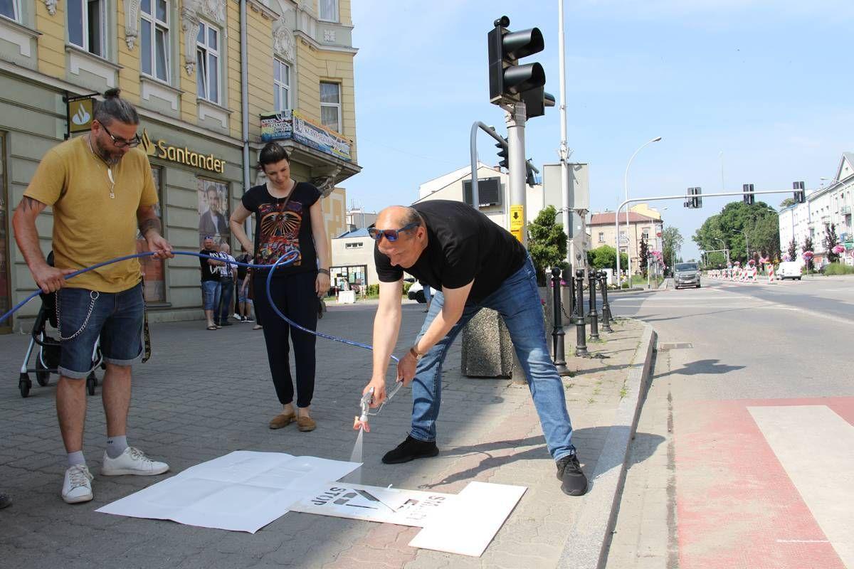 Pierwsze symbole przekreślonej komórki pojawiły się w mieście za sprawą radnych klubu Wspólnie Zmieniajmy Jarosław.<br/>fot.UM Jarosław