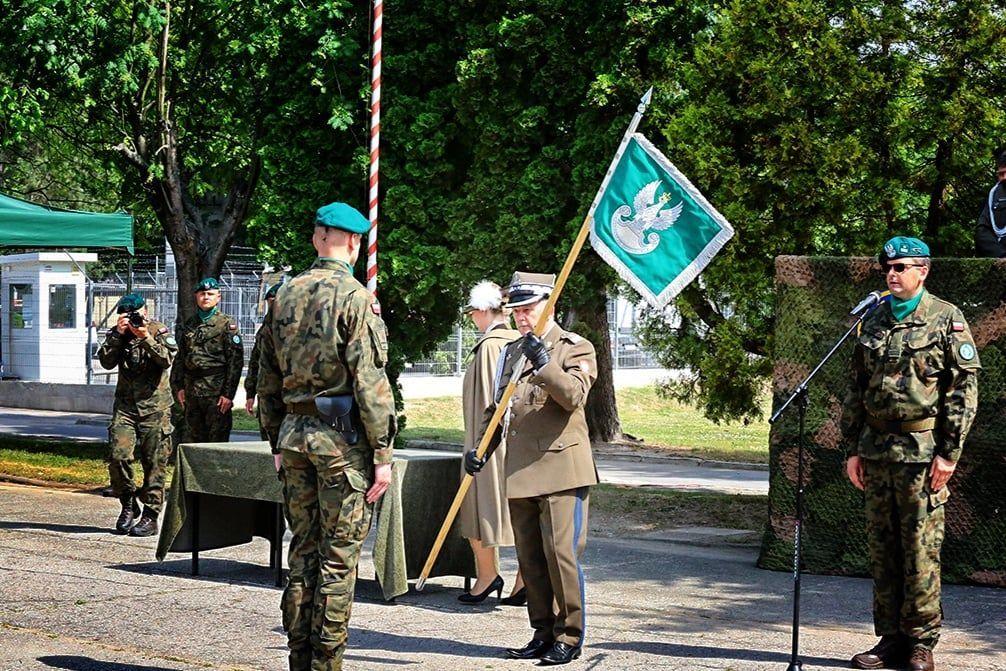 Podczas święta 14 das został wyróżniony proporcem honorowym „Przodujący Pododdział Wojsk Lądowych”.<br/>fot.K. Kozłecki 14 DAS