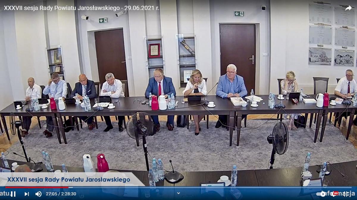 Sesja rady powiatu, po raz pierwszy od dłuższego czasu, odbyła się w trybie stacjonarnym – nikt chyba się nie spodziewał, że dyskusja o programie szczepień przybierze taki obrót.<br/>fot.Starostwo Powiatowe w Jarosławiu
