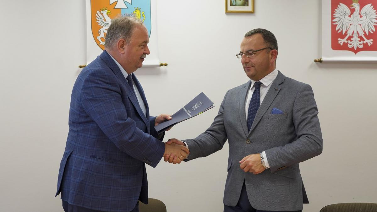 Podczas spotkania wicemarszałek P. Pilch podpisał umowy m.in. z wójtem gminy Żurawica Tomaszem Szeleszczukiem (z prawej). <br/>fot.ze zbiorów własnych