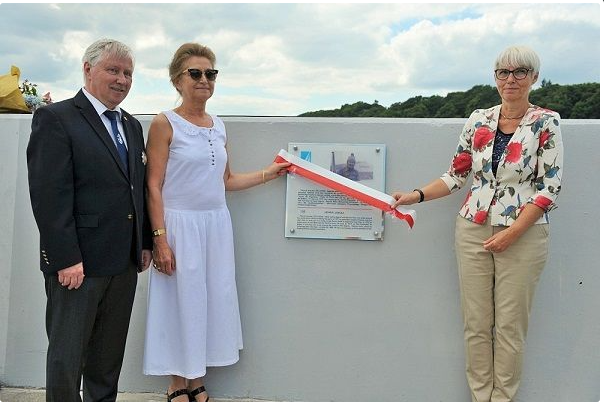 Odsłonięcia tablicy kpt. H. Jaskuły dokonali Bogusław Witkowski, Joanna Zielińska i Hanna Wenda-Uszyńska, wnuczka budowniczego gdyńskiego portu inż. Tadeusza Wendy.<br/>fot.ze zbiorów własnych