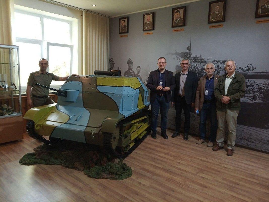Od lewej: dowódca 1. bcz w Żurawicy ppłk Rafał Kluz, Tomasz Król, dyrektor Muzeum Narodowego Ziemi Przemyskiej Jan Jarosz, dr Lucjan Fac i dr Jerzy Majka.<br/>fot.archiwum 1. bcz Żurawica