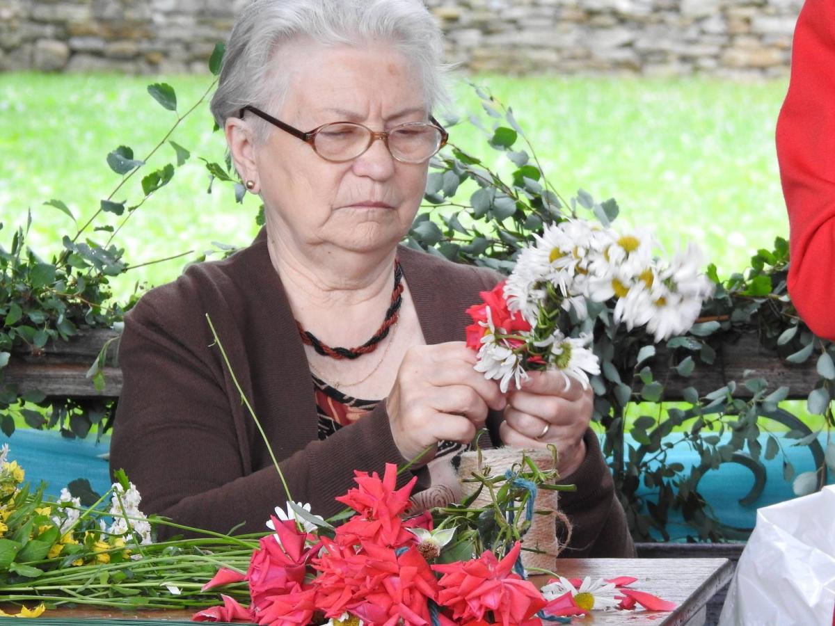 Przez całe popołudnie i wieczór, niemal do późnej nocy, czynna była strefa relaksu i zabawy dla całych rodzin. W altance przed zamkiem można było wyplatać wianki przy specjalnie dobranej na tę okazję muzyce. <br/>fot.PCKiN Zamek