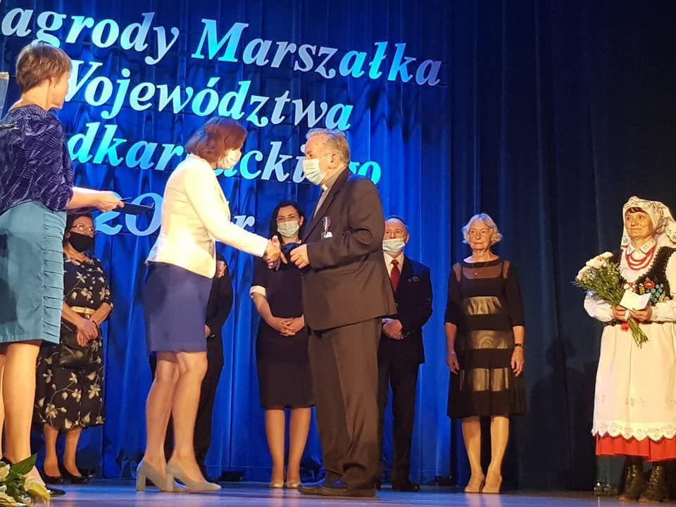 Medal „Zasłużony Kulturze Gloria Artis” otrzymał m.in. ks. prałat Mieczysław Gniady – założyciel, dyrygent Archidiecezjalnego Chóru „Magnificat” z Przemyśla. Wręczyła go wojewoda podkarpacki Ewa Leniart.<br/>fot.ze zbiorów własnych