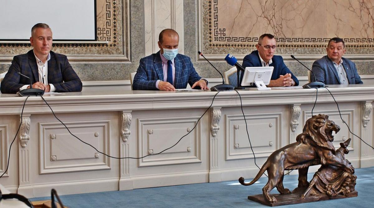 2 lipca br., w sali obrad przemyskiego magistratu członkowie Komisji ds. Budżetu Obywatelskiego Miasta Przemyśla przedstawili harmonogram działań związanych z kolejną edycją tego przedsięwzięcia. Od lewej: Bartłomiej Barczak (Regia Civitas), Maciej Kamiński (Prawo i Sprawiedliwość), Janusz Zapotocki