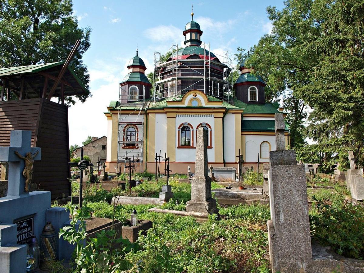 W br. na zabytkowej cerkwi wymieniane jest pokrycie dachowe.<br/>fot.Mariusz Godos