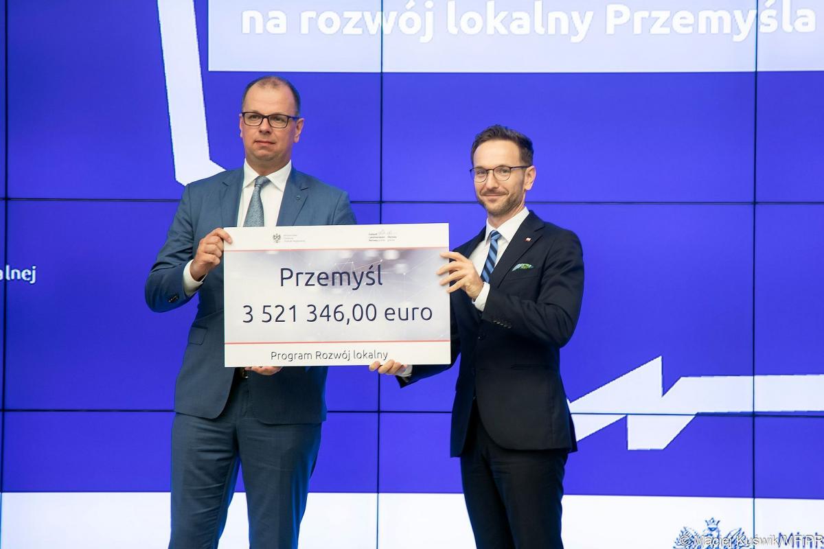 Prezydent Przemyśla Wojciech Bakun odebrał symboliczny czek na kwotę dokładnie 3 mln 521 tys. 346 euro z rąk wiceministra funduszy i polityki regionalnej Waldemara Budy.


<br/>fot.MFiPR