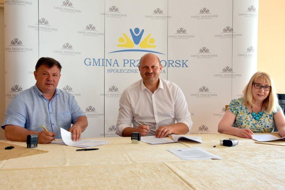 Pierwszy krok do realizacji inwestycji już został zrobiony. Budynek urzędu gminy przebuduje firma „Romex” Roman Zawitkowski, z której przedstawicielem umowę podpisał wójt D. Krawiec przy kontrasygnacie skarbnik Małgorzaty Wilk.<br/>fot.UG Przeworsk