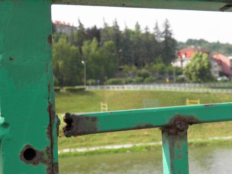 Niekonserwowana barierka na kultowym przemyskim tarasie jest w coraz gorszym stanie. W wielu miejscach widać duże ogniska korozji, w niektórych widoczne jest wyraźne odspajanie się poszczególnych elementów. Mieszkańcy liczą w tej sprawie na reakcję.<br/>fot.Urszula Gielo