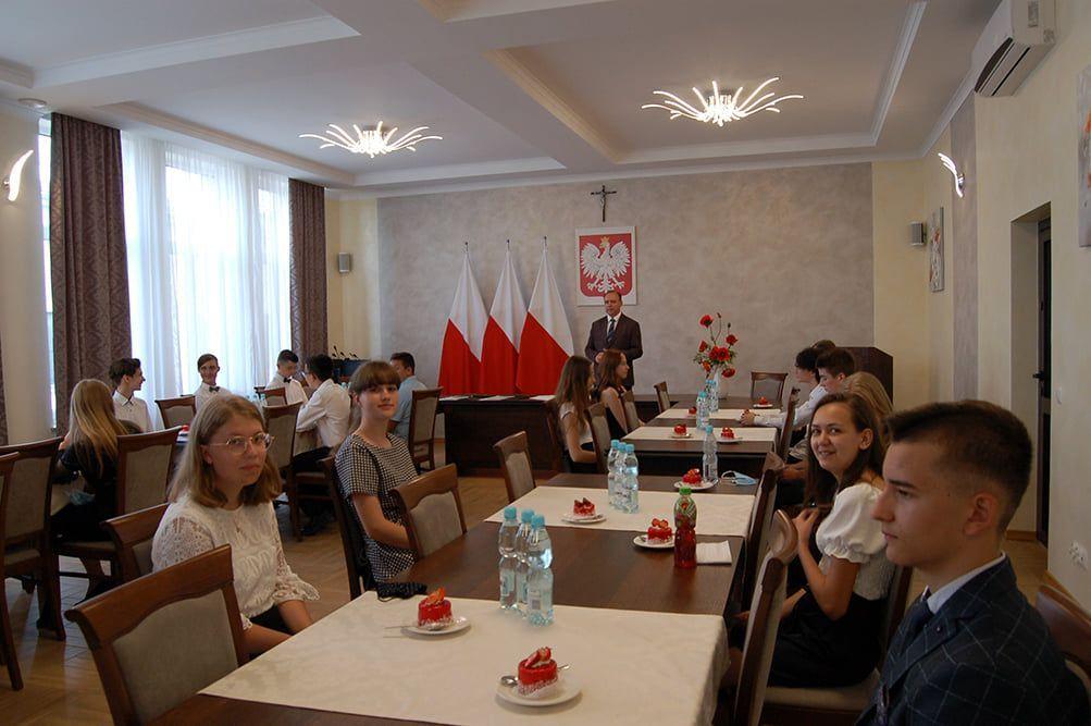 W tym roku wydarzenie miało bardziej niż zwykle uroczystą oprawę, bo gospodarz gminy Boguslaw Słabicki po raz pierwszy uhonorował laureatów w siedzibie urzędu, zapraszając młodzież wraz z dyrektorami szkół do sali konferencyjnej. <br/>fot.UG Orły