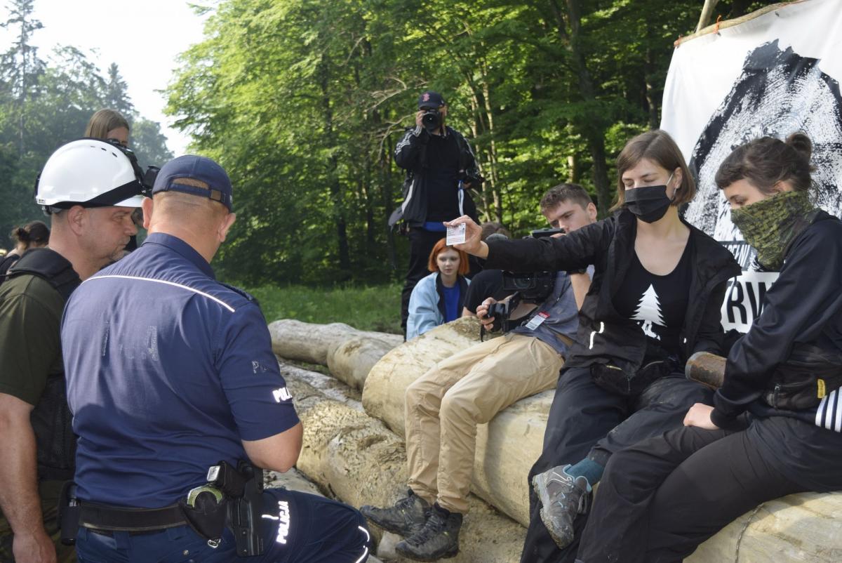 Po wylegitymowaniu uczestników protestu pracownicy Służby Leśnej i policjanci opuścili teren zrywki.<br/>fot.Artur Wilgucki