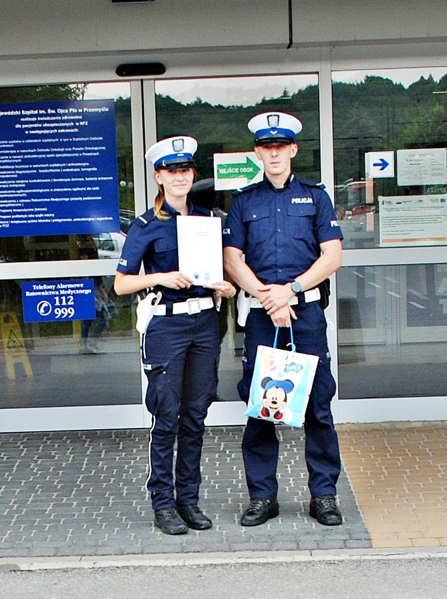 Dwójka policjantów z Wydziału Ruchu Drogowego KMP w Przemyślu – sierżant Kamil Benedyk i starszy posterunkowy Monika Mościszko – nie zastanawiali się ani chwili. Natychmiast przewieźli kobietę do szpitala na Monte Cassino, gdzie w samą porę otrzymała pomoc lekarską.<br/>fot.Małgorzata Czechowska/KMP