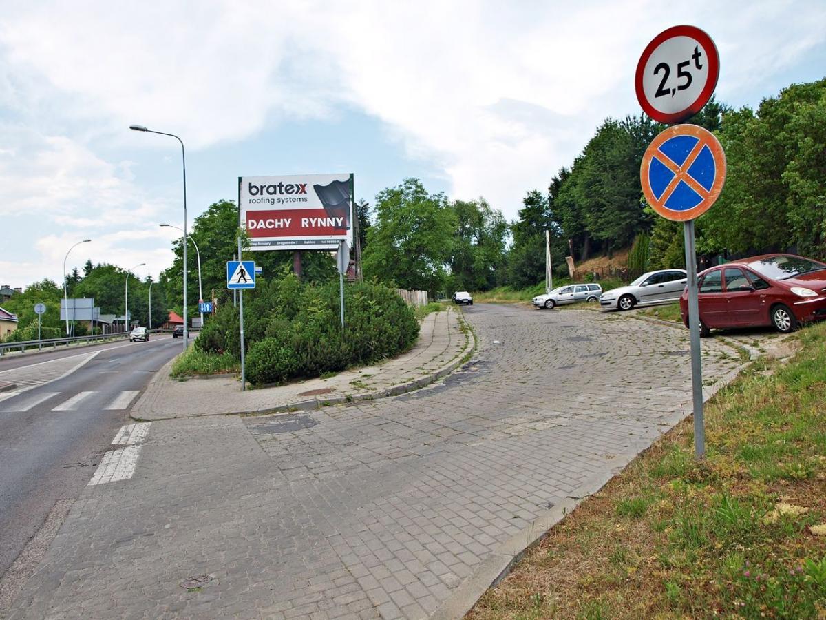 Zdrowy rozsądek podpowiada, że ustawienie znaku „zakaz zatrzymywania się” w miejscu, gdzie zdecydowanie jest na to miejsce, jest zupełnie chybione.<br/>fot.Mariusz Godos