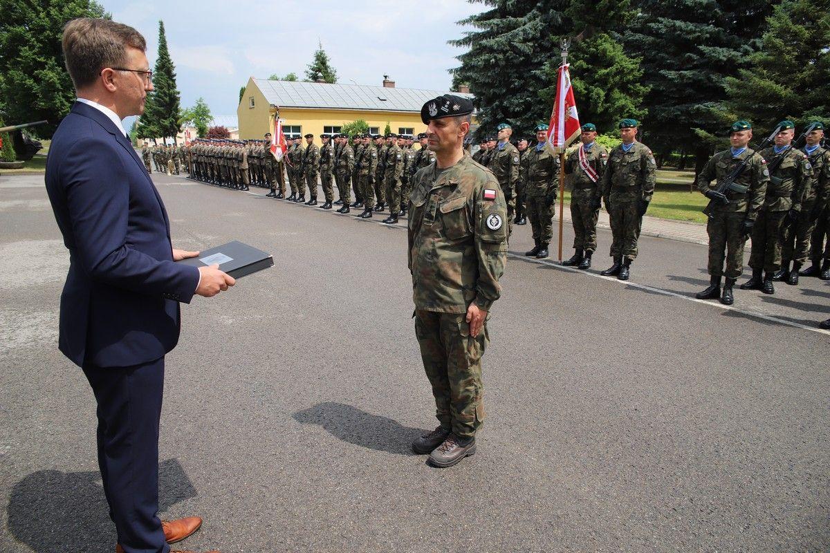 Przedstawiciel Ministerstwa Obrony Narodowej wręczył dowódcy 1. batalionu czołgów w Żurawicy podpułkownikowi Rafałowi Kluzowi (z prawej na pierwszym planie) tytuł honorowy „Zasłużony Żołnierz RP” II stopnia.<br/>fot.ze zbiorów 1. batalionu czołgów Żurawica