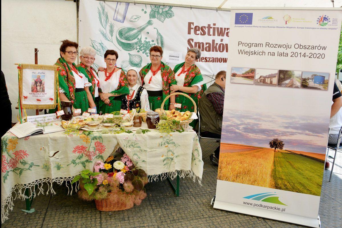 – Festiwal Smaków to wydarzenie o otwartym charakterze i zdecydowanie jest ofertą dla rodzin i miłośników sztuki kulinarnej – zachęca dyrektorka CKiS w Cieszanowie Marlena Wiciejowska (w centrum).<br/>fot.archiwum organizatora