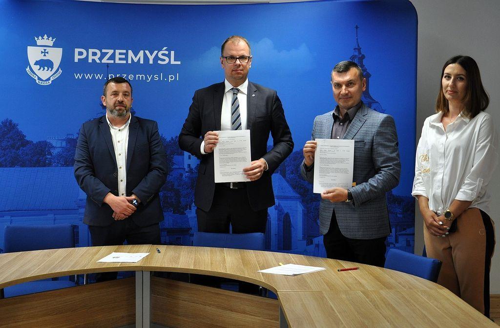 10 czerwca br. władze Przemyśla zdecydowały o dołączeniu nadsańskiego miasta do ogólnopolskiego projektu „Elektryczne Śmieci”. Od lewej: naczelnik Wydziału Gospodarki Komunalnej i Ochrony Środowiska UM Przemyśl Karol Wilk, prezydent miasta Wojciech Bakun, przedstawiciel Fundacji „Odzyskaj Środowisko