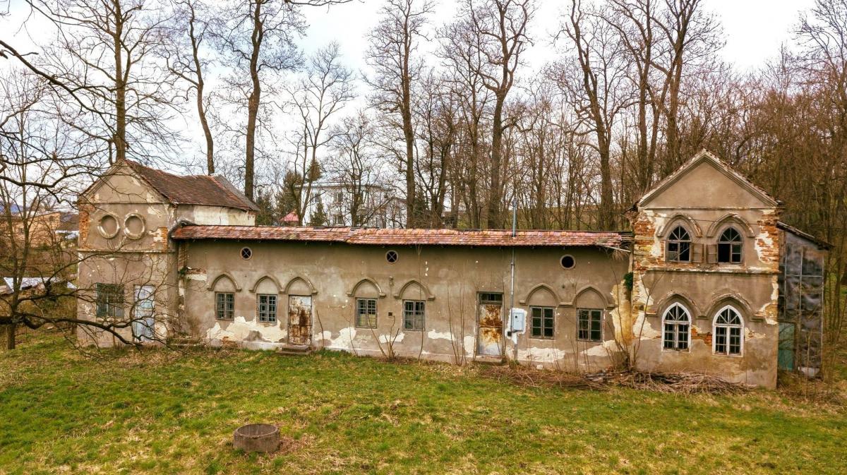 
Fot.: Budynek określany obecnie jako oranżeria powstał w II połowie XIX w.. Obecnie wygląda fatalnie. 
<br/>fot.D. Pękalski/PWUOZ Przemyśl