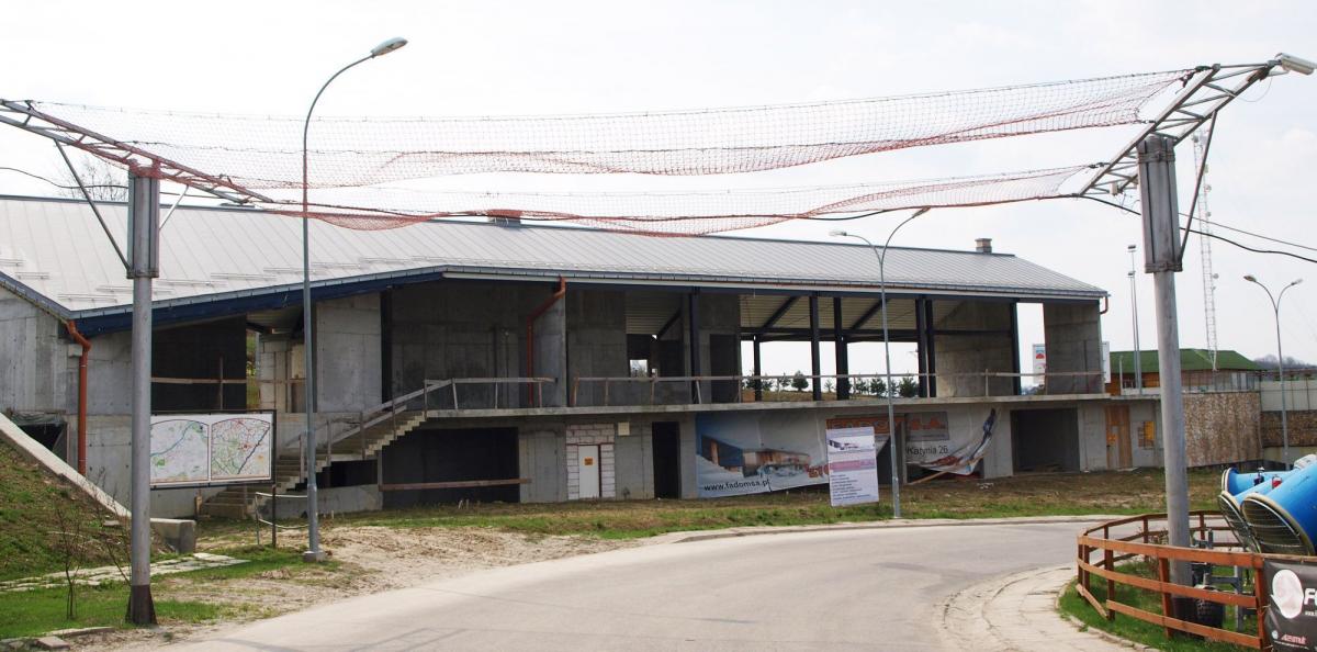 Miasto Przemyśl w ramach Rządowego Funduszu Inwestycji Lokalnych o wsparcie dla gmin z przeznaczeniem na inwestycje i zakupy inwestycyjne realizowane w miejscowościach, w których funkcjonowały zlikwidowane państwowe przedsiębiorstwa gospodarki rolnej, złożyło jeden wniosek – o dokończenie pawilonu n