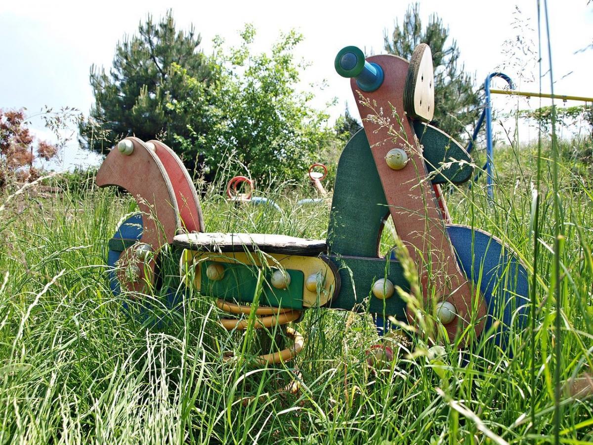 Wejść na plac zabaw, i owszem, można, ale jest tak zaniedbany, że matki z małymi dziećmi się boją.<br/>fot.Mariusz Godos
