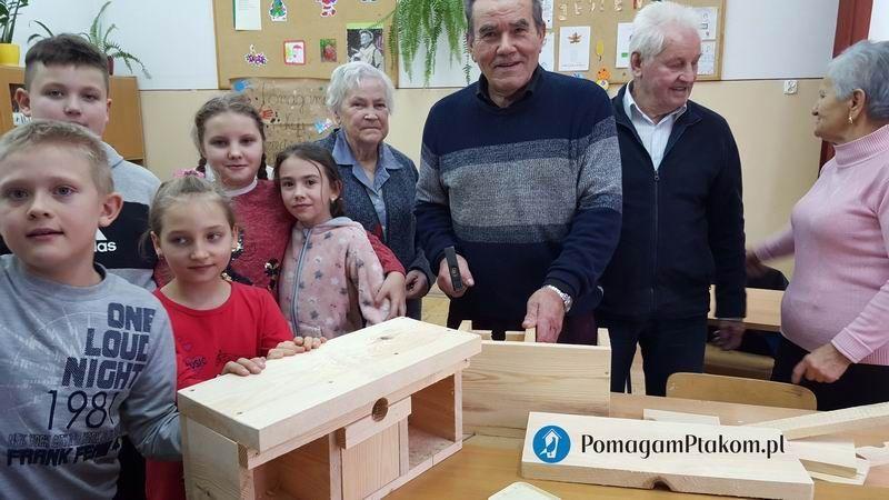 Warsztaty podczas których powstają budki lęgowe do ptasich rajów to także okazja do międzypokoleniowej integracji i edukacji przyrodniczej. Na zdjęciu seniorzy z Domu Dziennego Pobytu w Hucisku Jawornickim, którzy pracowali razem z uczniami szkoły w Manasterzu.<br/>fot.materiały organizatora