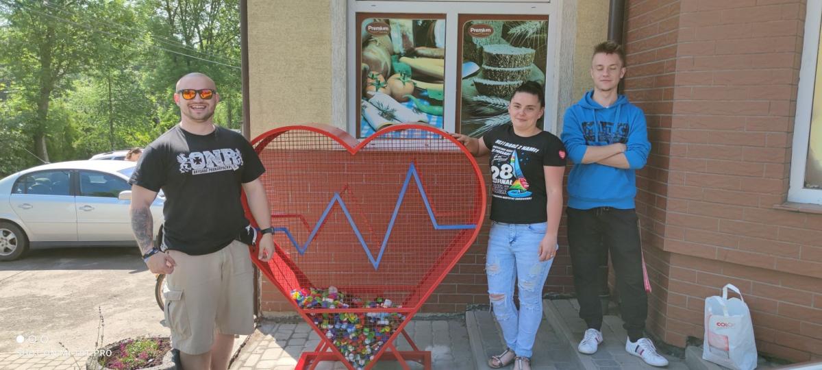 – Zachęcamy mieszkańców do zbierania i wrzucania nakrętek, bo warto pomagać – przekonuje M. Horbaczek.<br/>fot.materiały organizatora