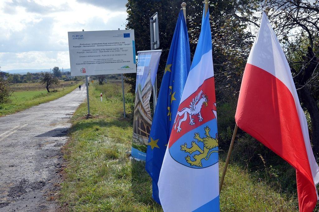 Ponad 18 miesięcy trwały prace przy remoncie drogi dojazdowej do przejścia granicznego w Malhowicach. Budowa przejścia granicznego potrwa dłużej.<br/>fot.UM Przemyśl  